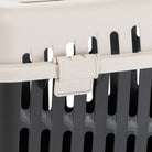 Transportbox für Haustiere, robust und sicher, mit Belüftungsschlitzen und stabilem Verschluss. Ideal für Reisen mit Hund oder Katze.