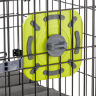 Grüner Hundebox-Ventilator, sicher am Gitter befestigt, sorgt für optimale Belüftung. Ideal für Reisen, langlebig und einfach zu installieren.