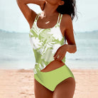 Grüner Badeanzug mit floralem Muster am Strand, Damenmode, Sommertrends 2023, stilvoller Einteiler, Strandbekleidung, Bademode für Frauen.