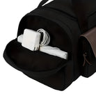 Schwarze Reisetasche mit geöffnetem Fach, Ladegerät und Kabel sichtbar, ideal für Reisen.
