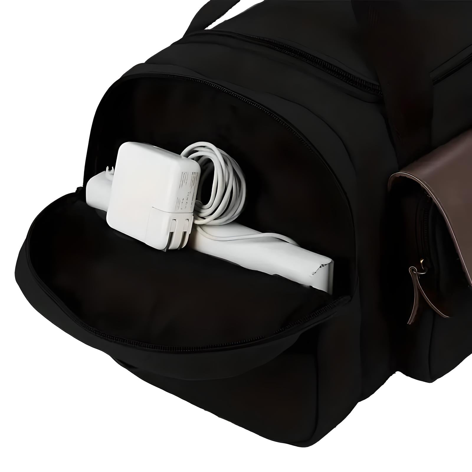 Schwarze Reisetasche mit geöffnetem Fach, Ladegerät und Kabel sichtbar, ideal für Reisen.