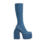 Damenstiefel aus blauem Denim mit Plateauabsatz, modisch und trendig. Perfekt für stilvolle Outfits und auffällige Looks.