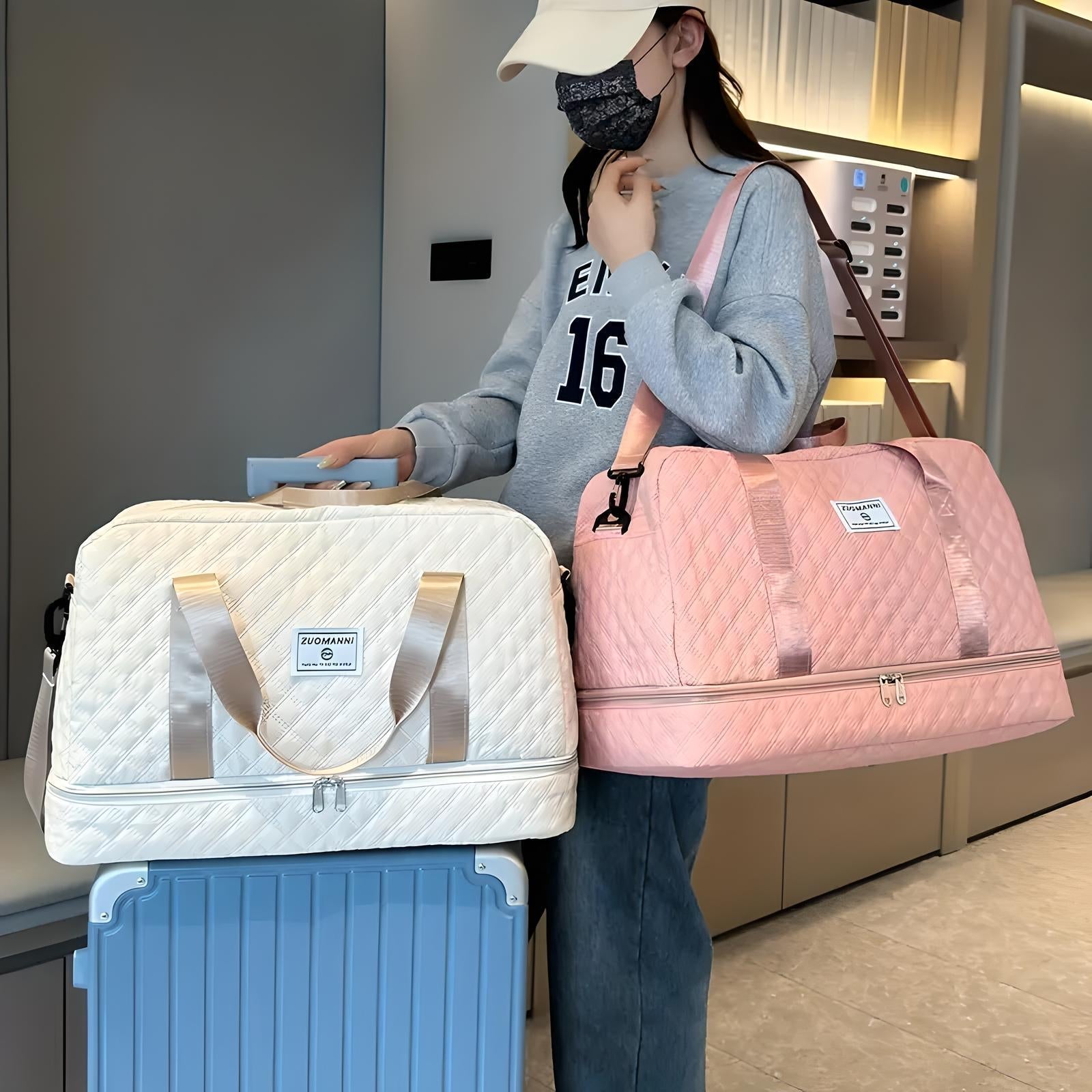 Frau mit rosa und weißer Reisetasche, gesteppt, auf Koffer, modisch, praktisch, Reiseaccessoire.