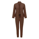 Brauner Damen-Jogginganzug mit Jacke und Hose, ideal für Freizeit und Sport. Bequemes Material, modisches Design, perfekt für den Alltag.