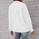 Damen Cordjacke in Weiß, lässig und stilvoll. Perfekt für Herbstmode, kombiniert mit Jeans. Ideal für trendbewusste Frauen.