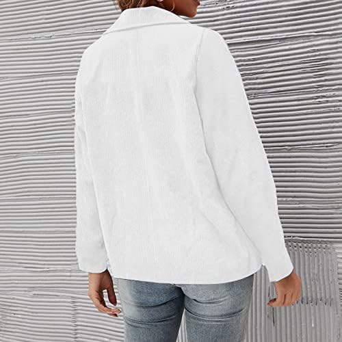 Damen Cordjacke in Weiß, lässig und stilvoll. Perfekt für Herbstmode, kombiniert mit Jeans. Ideal für trendbewusste Frauen.