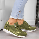 Damen Sneaker in Olivgrün, modisch und bequem, mit Reißverschluss und weißer Sohle. Perfekt für Freizeit und Alltag. Trendige Schuhe 2023.