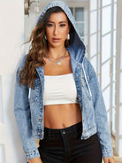 Damenmode: Trendige Jeansjacke mit Kapuze, kombiniert mit weißem Crop-Top und schwarzer Hose. Perfekt für lässige Streetwear-Looks.