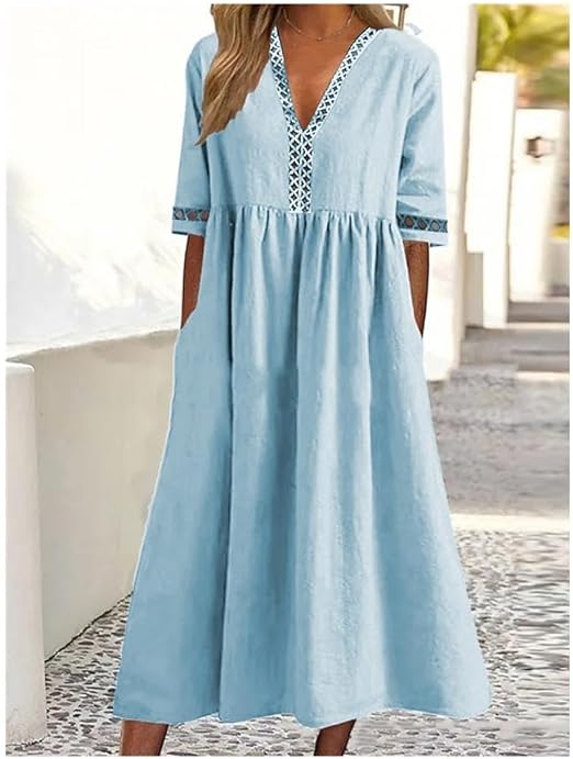 Leichtes Sommerkleid aus Leinen in Hellblau mit V-Ausschnitt und Spitzenakzenten. Perfekt für Strandmode und lässige Sommeroutfits.