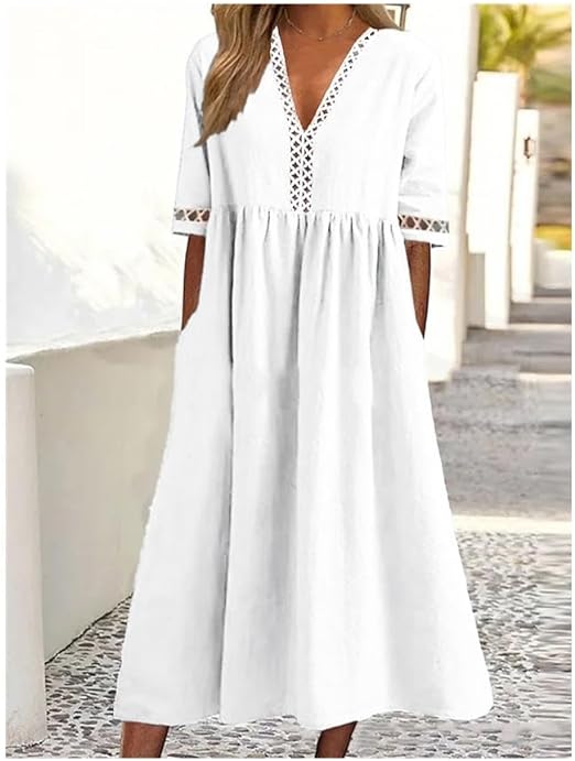 Weißes Sommerkleid mit V-Ausschnitt und Spitzenakzenten, knielang, aus leichtem Stoff. Perfekt für Strandmode und lässige Anlässe.