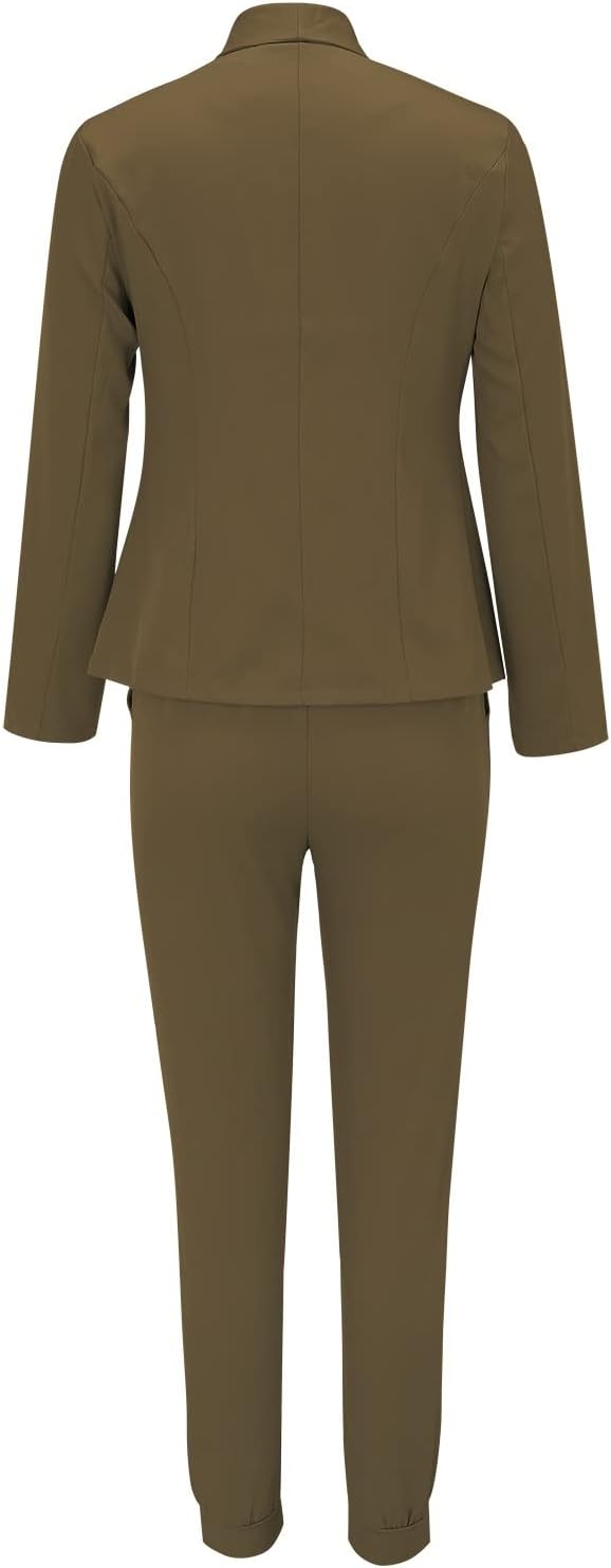 Damenanzug in Olivgrün, bestehend aus Blazer und Hose. Elegante Businessmode, ideal für Büro und formelle Anlässe. Hochwertige Verarbeitung.