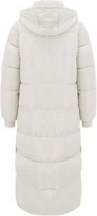 Langer, weißer Daunenmantel mit Kapuze, ideal für Wintermode. Warm, stilvoll und bequem. Perfekt für kalte Tage und trendige Outfits.