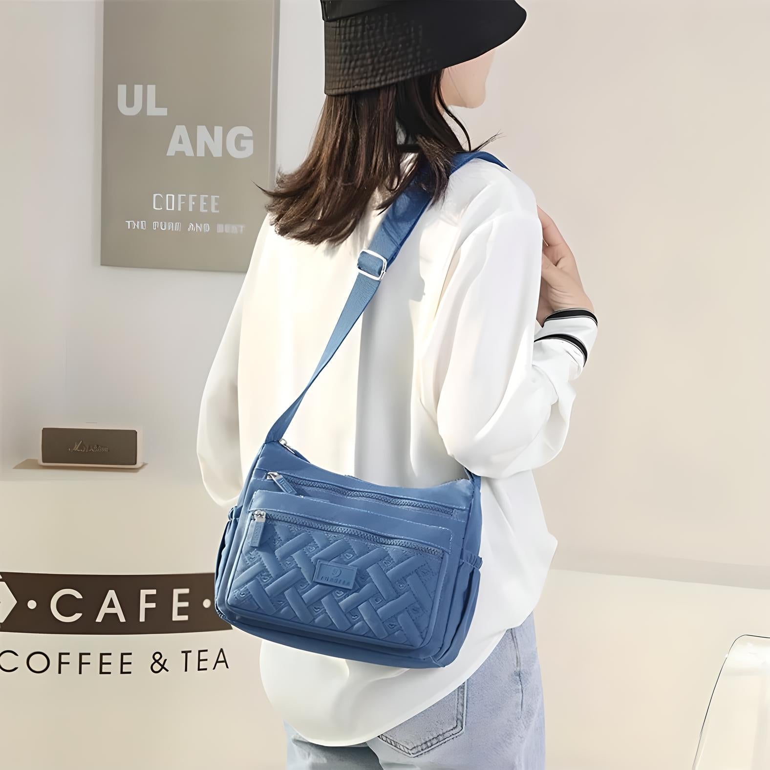 Frau mit blauer Umhängetasche aus Leder, modisch, lässig, ideal für Alltag und Reisen.