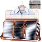 Gestreifte Reisetasche mit braunen Lederakzenten, ideal für Wochenendausflüge. Inklusive Kleidersack und transparentem Kulturbeutel.