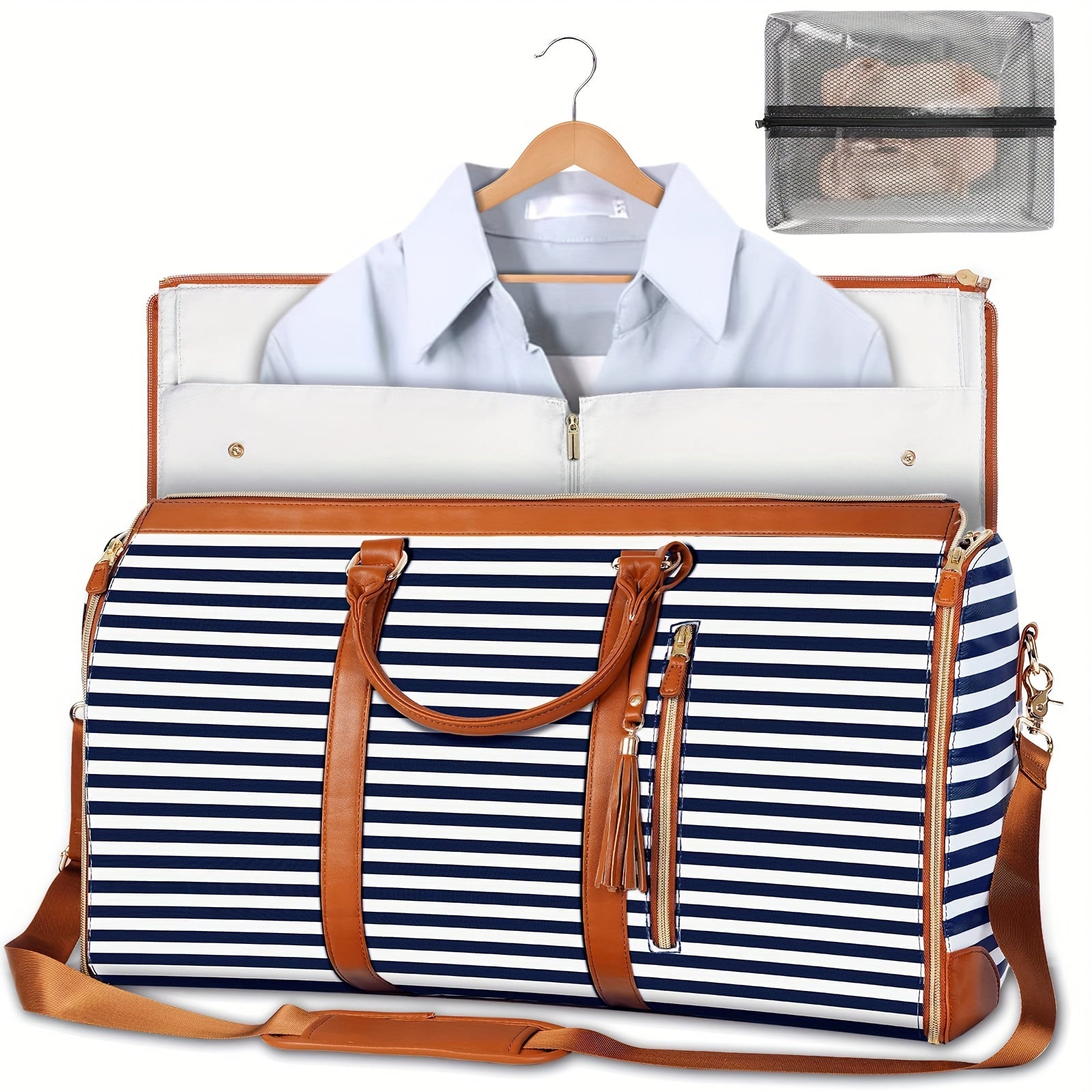 Gestreifte Reisetasche mit braunen Lederakzenten, ideal für Wochenendausflüge. Inklusive Kleidersack und transparentem Kulturbeutel.