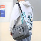 Mann mit grauer Umhängetasche und weißem Hoodie, lässige Mode, urbaner Stil.