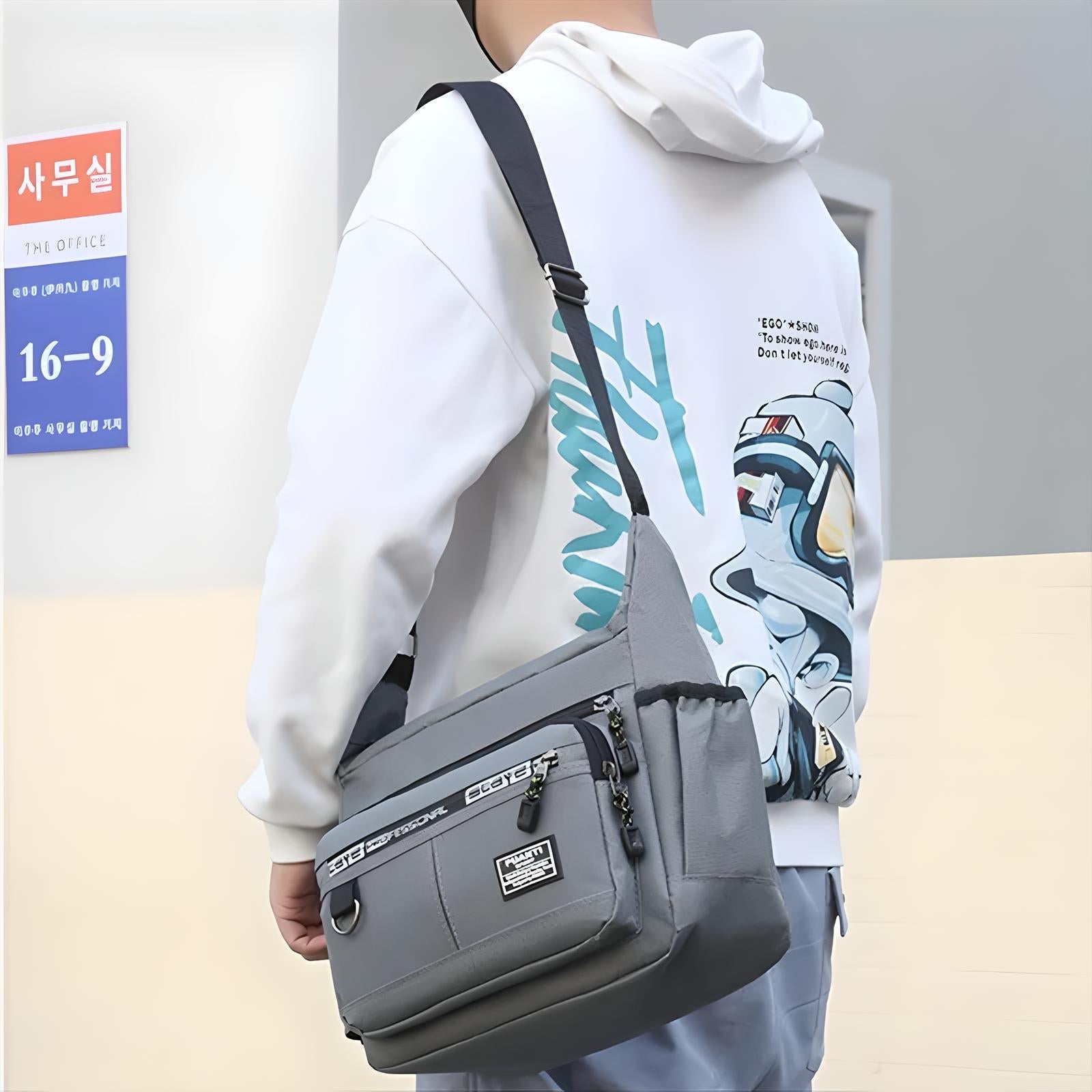 Mann mit grauer Umhängetasche und weißem Hoodie, lässige Mode, urbaner Stil.