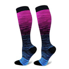Bunte Kompressionsstrümpfe, lila-blau gestreift, knielang, Sport, Unisex.