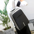 Mann mit modernem, schwarzem Laptop-Rucksack, ergonomisch, stilvoll, für Arbeit und Reisen.