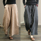 Damen Leinenhosen mit Streifenmuster, locker geschnitten, in Beige und Schwarz. Perfekt für lässige Outfits und bequeme Sommermode.