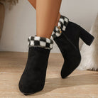 Schwarze Damenstiefeletten mit kariertem Kunstfellbesatz und Reißverschluss, eleganter Blockabsatz, modische Herbst-Winter-Schuhe.