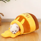 Weißer Hund in gelbem Honigtopf-Hundebett, gemütlich und weich. Perfekt für Haustierkomfort. Hundebett, Haustierbett, Honigtopf-Design.