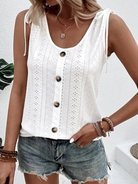 Damen-Top aus weißer Spitze mit Knopfleiste, ärmellos, kombiniert mit Jeansshorts. Sommermode, lässiger Stil, ideal für warme Tage.