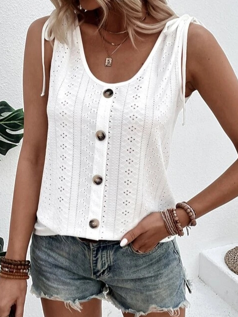 Damen-Top aus weißer Spitze mit Knopfleiste, ärmellos, kombiniert mit Jeansshorts. Sommermode, lässiger Stil, ideal für warme Tage.