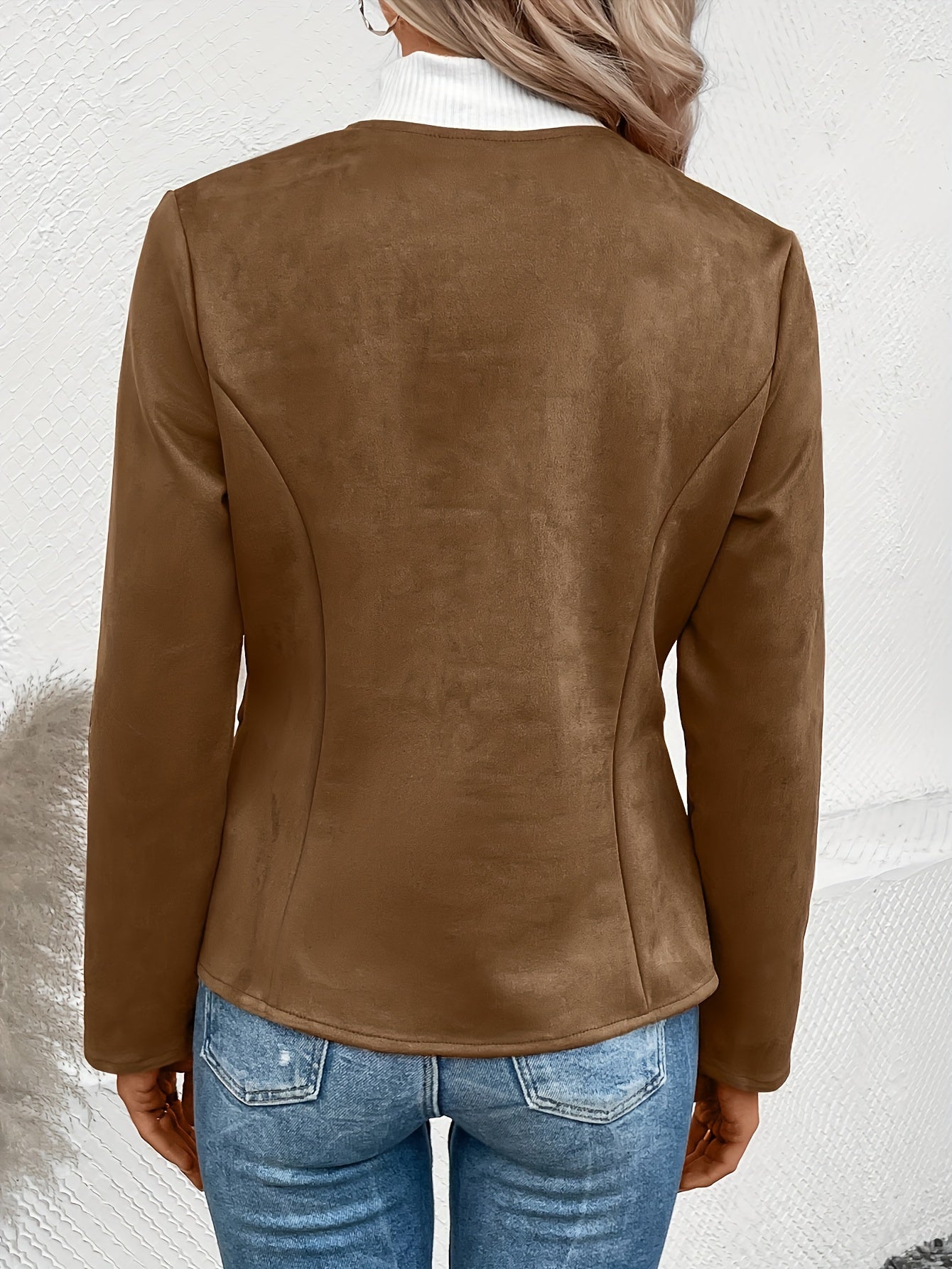 Damenjacke aus Wildlederimitat in Braun, figurbetont, kombiniert mit blauer Jeans. Modetrend, stilvoll, elegant, Herbstmode, Damenbekleidung.