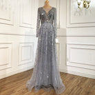 Elegantes silbernes Abendkleid mit Pailletten, langärmelig und bodenlang, ideal für formelle Anlässe. Glitzerndes Design, zeitloser Stil.