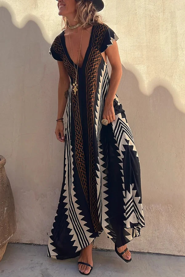 Schwarzes Maxikleid mit geometrischem Muster, V-Ausschnitt und kurzen Ärmeln. Perfekt für Sommermode, Boho-Stil, lässige Eleganz.