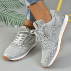 Glitzernde Damen-Sneaker in Silber mit Netzstoff und Gummisohle, ideal für modische Freizeitoutfits. Perfekt für trendbewusste Frauen.