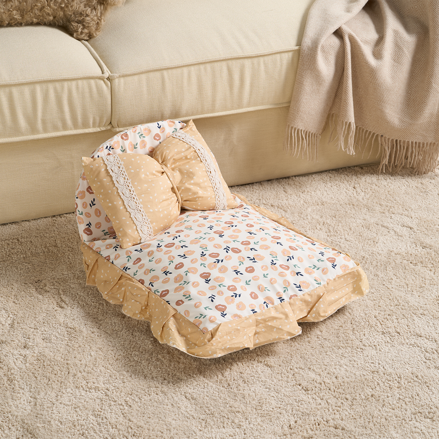 Beiges Hundebett mit buntem Muster, weiche Kissen, luxuriöses Design, ideal für kleine Haustiere.