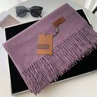 Lila Schal mit Fransen aus Kaschmir, stilvoll und weich, ideal für Herbst und Winter. Perfektes Accessoire für Damenmode.