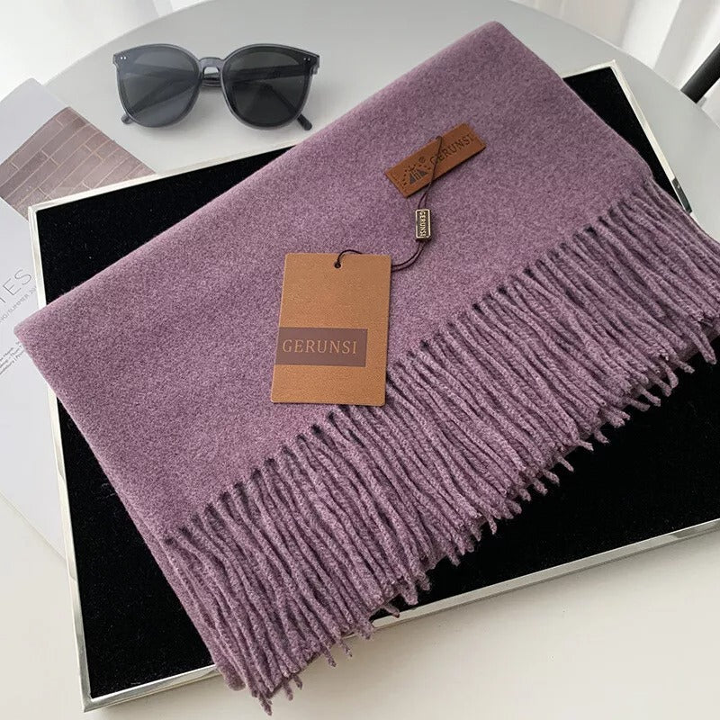 Lila Schal mit Fransen aus Kaschmir, stilvoll und weich, ideal für Herbst und Winter. Perfektes Accessoire für Damenmode.