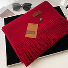 Roter Kaschmirschal mit Fransen, luxuriös und weich, ideal für kalte Tage. Perfektes Accessoire für stilvolle Wintermode.