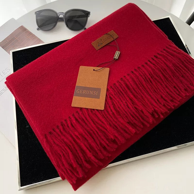 Roter Kaschmirschal mit Fransen, luxuriös und weich, ideal für kalte Tage. Perfektes Accessoire für stilvolle Wintermode.