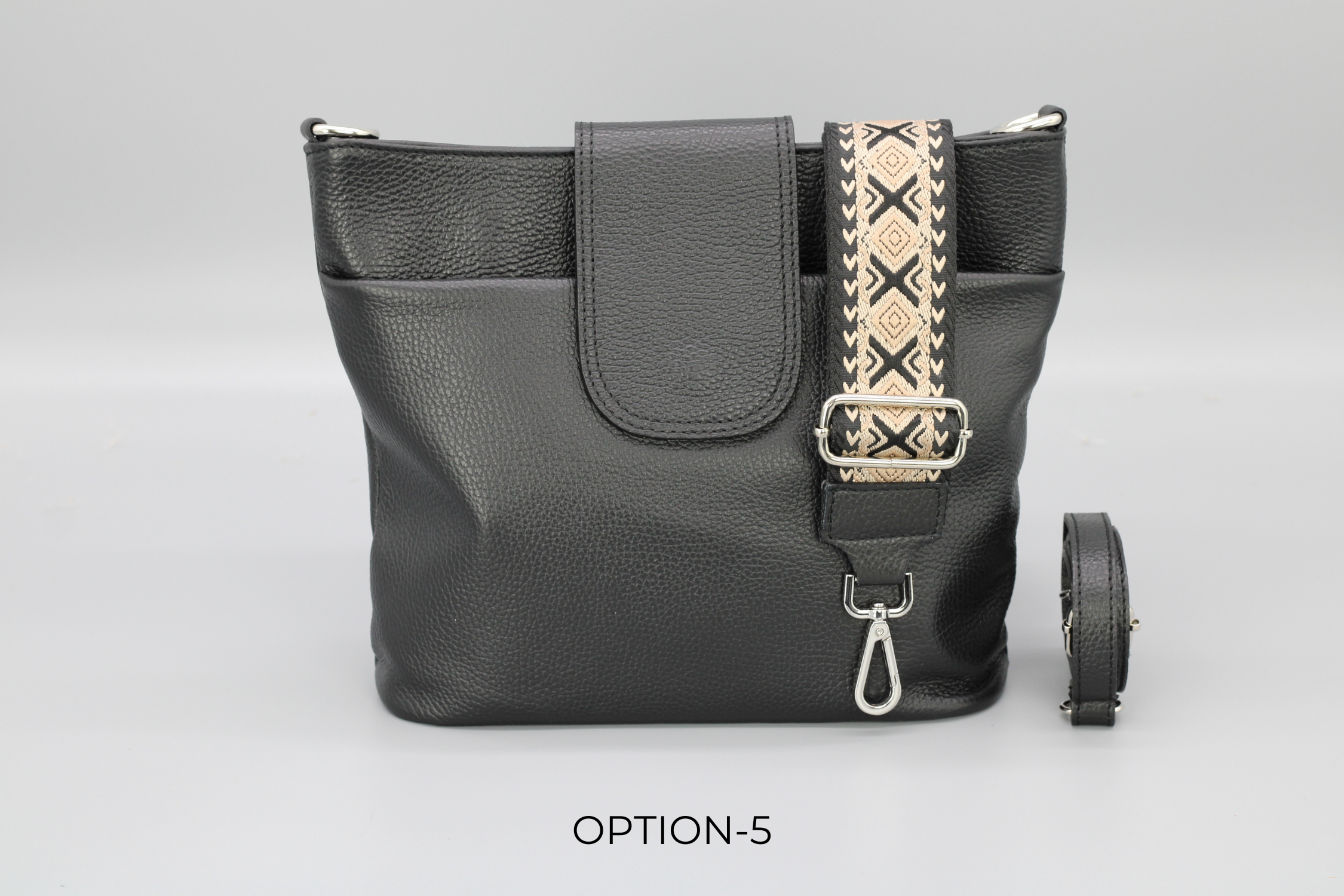 Schwarze Lederhandtasche mit abnehmbarem, gemustertem Schulterriemen. Stilvoll, modern, vielseitig. Perfekt für Alltag und besondere Anlässe.