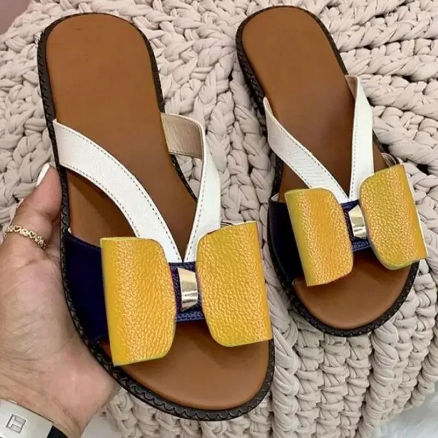 Damen-Sandalen mit gelber Schleife, brauner Sohle und weißem Riemen. Modische Sommerschuhe, bequem und stilvoll für den Alltag.