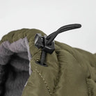 Grüne, gesteppte Winterjacke mit Kordelzug und Fleece-Innenfutter. Ideal für Outdoor-Aktivitäten, warm und stilvoll. Hochwertige Verarbeitung.