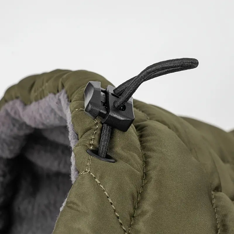 Grüne, gesteppte Winterjacke mit Kordelzug und Fleece-Innenfutter. Ideal für Outdoor-Aktivitäten, warm und stilvoll. Hochwertige Verarbeitung.