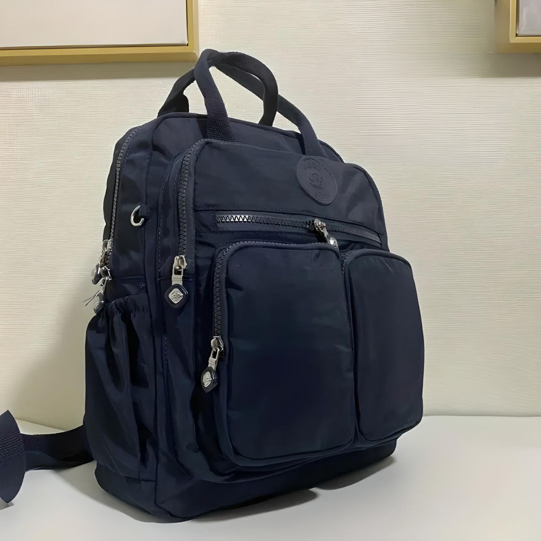 Dunkelblauer Rucksack mit mehreren Taschen, Reißverschlüssen, ideal für Reisen und Alltag.