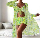Damen-Outfit mit grünem Paisley-Muster: Dreiteiliges Set aus Crop-Top, Shorts und langem Cardigan. Perfekt für Sommermode und Strandkleidung.