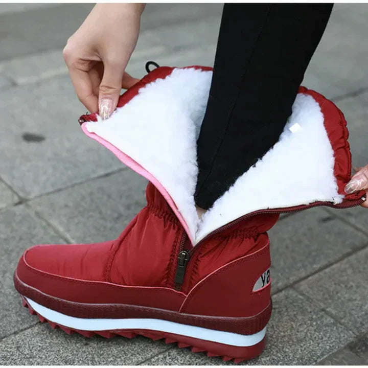 Rote Winterstiefel mit weißem Futter, rutschfeste Sohle, ideal für kalte Temperaturen. Modische Damenstiefel, warm und wasserdicht.