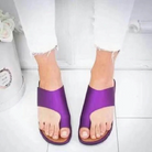 Lila Sandalen für Damen, offenes Design, bequem und stilvoll, ideal für Sommermode. Perfekt kombinierbar mit weißen Jeans.