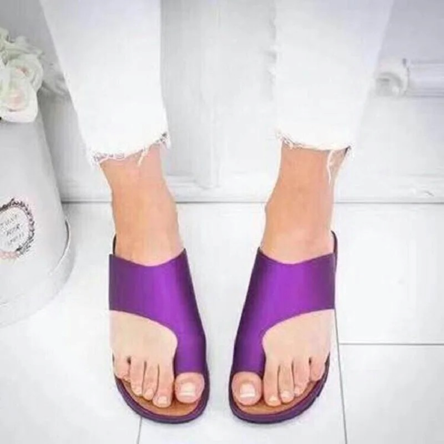 Lila Sandalen für Damen, offenes Design, bequem und stilvoll, ideal für Sommermode. Perfekt kombinierbar mit weißen Jeans.