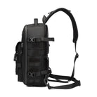 Schwarzer taktischer Rucksack, seitliche Ansicht, robustes Design, verstellbare Gurte, Outdoor.