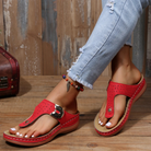 Rote Damen-Sandalen mit ergonomischem Design, ideal für Sommermode. Bequeme Passform, perfekt für Freizeit und Strand. Hochwertige Materialien.