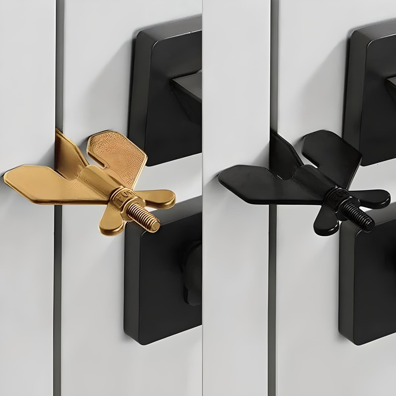 Goldene und schwarze Schmetterlingsschrauben auf weißem Hintergrund, dekorative Befestigungselemente.