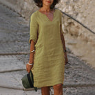 Damen Leinenkleid in Olivgrün, knielang mit V-Ausschnitt. Perfekt für Sommermode, lässiger Stil, atmungsaktiv und bequem. Ideal für Freizeit.